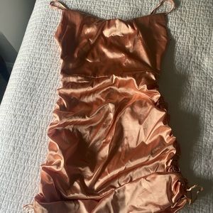 Fitted dress with adjustable length.